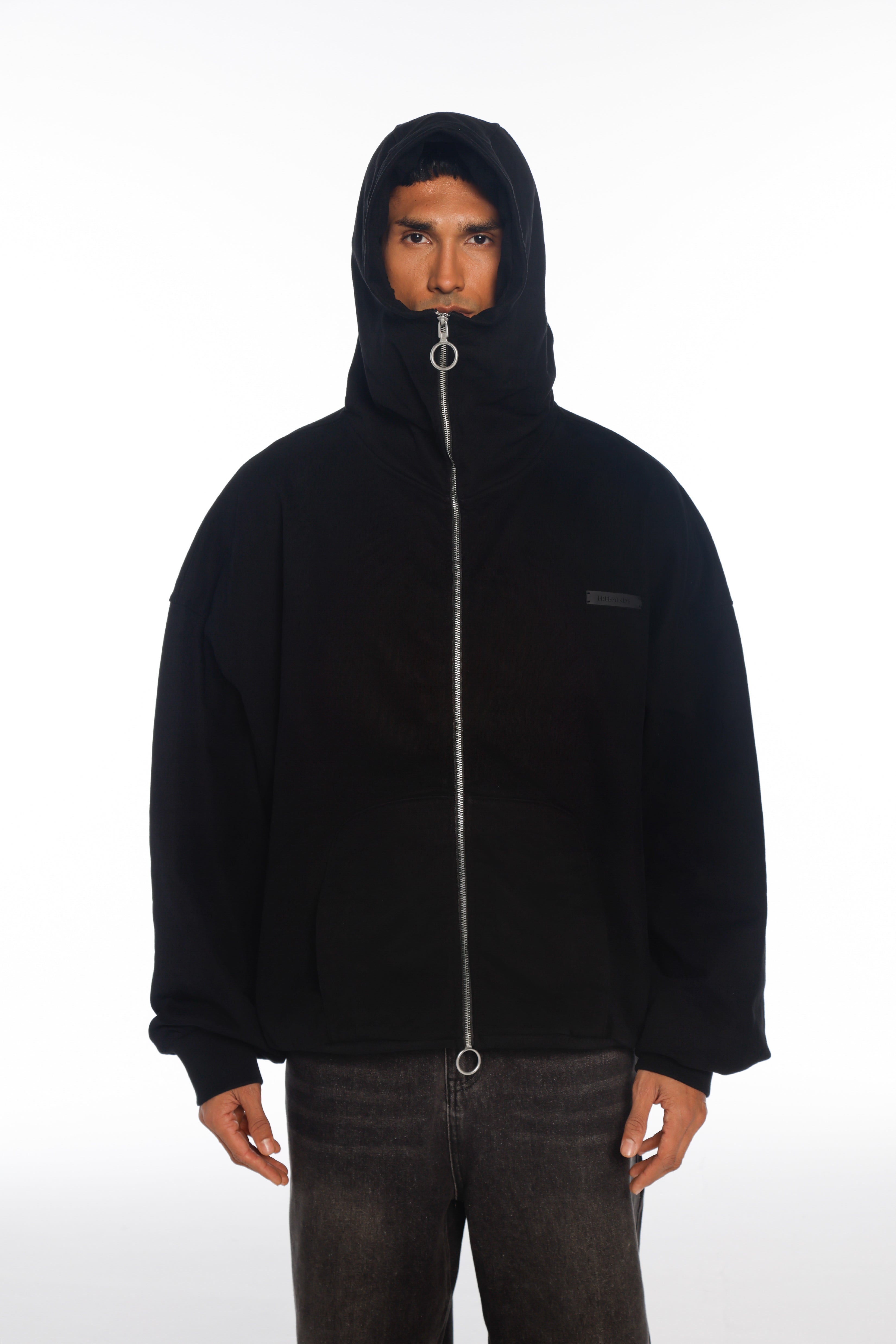 سويتشيرت فري مايندز بسحاب باللون الأسود مُعالَج