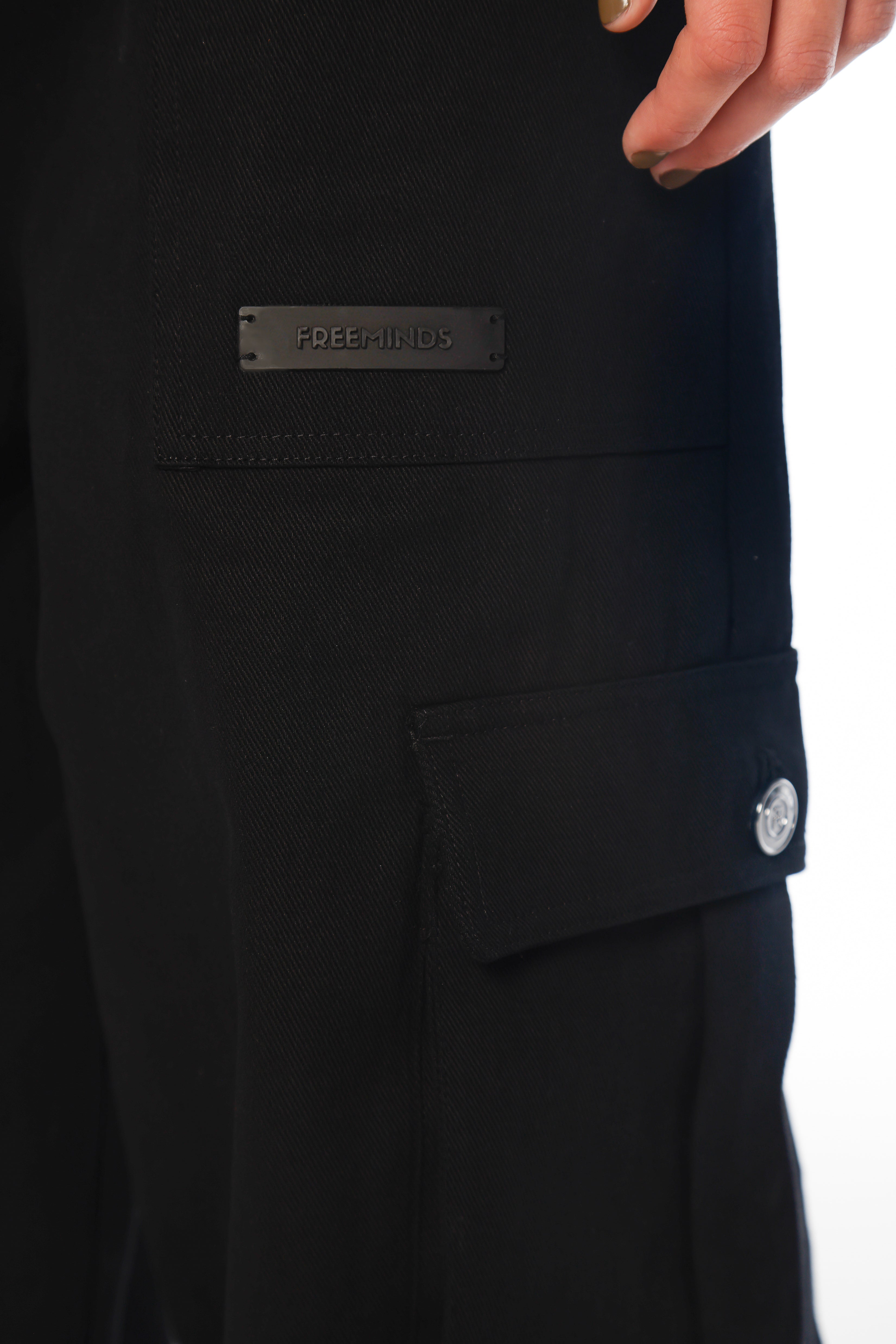 فري مايندز كارغو بانت باللون الأسود المغسول