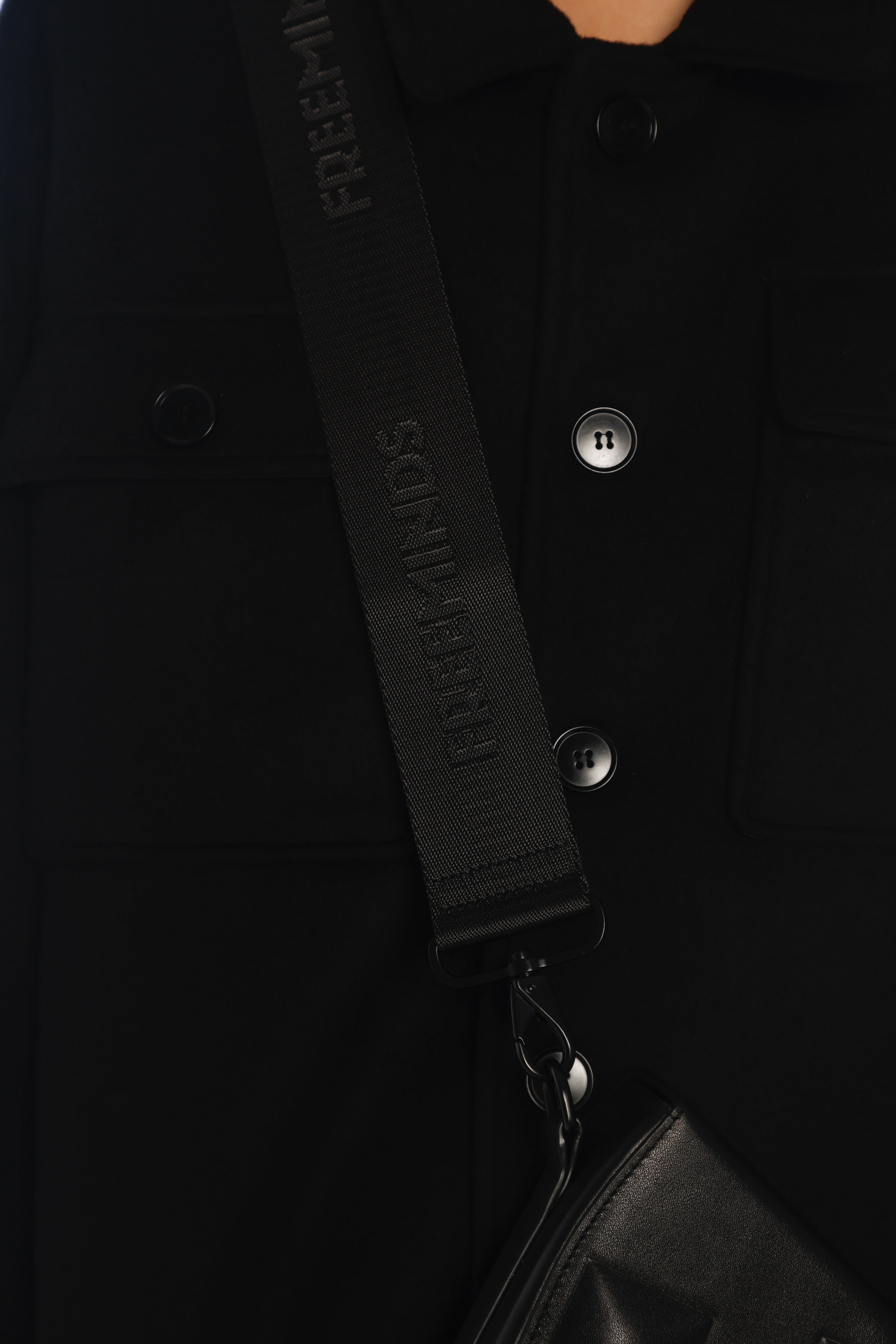 حقيبة فري مايندز الكروس بودي باللون الأسود