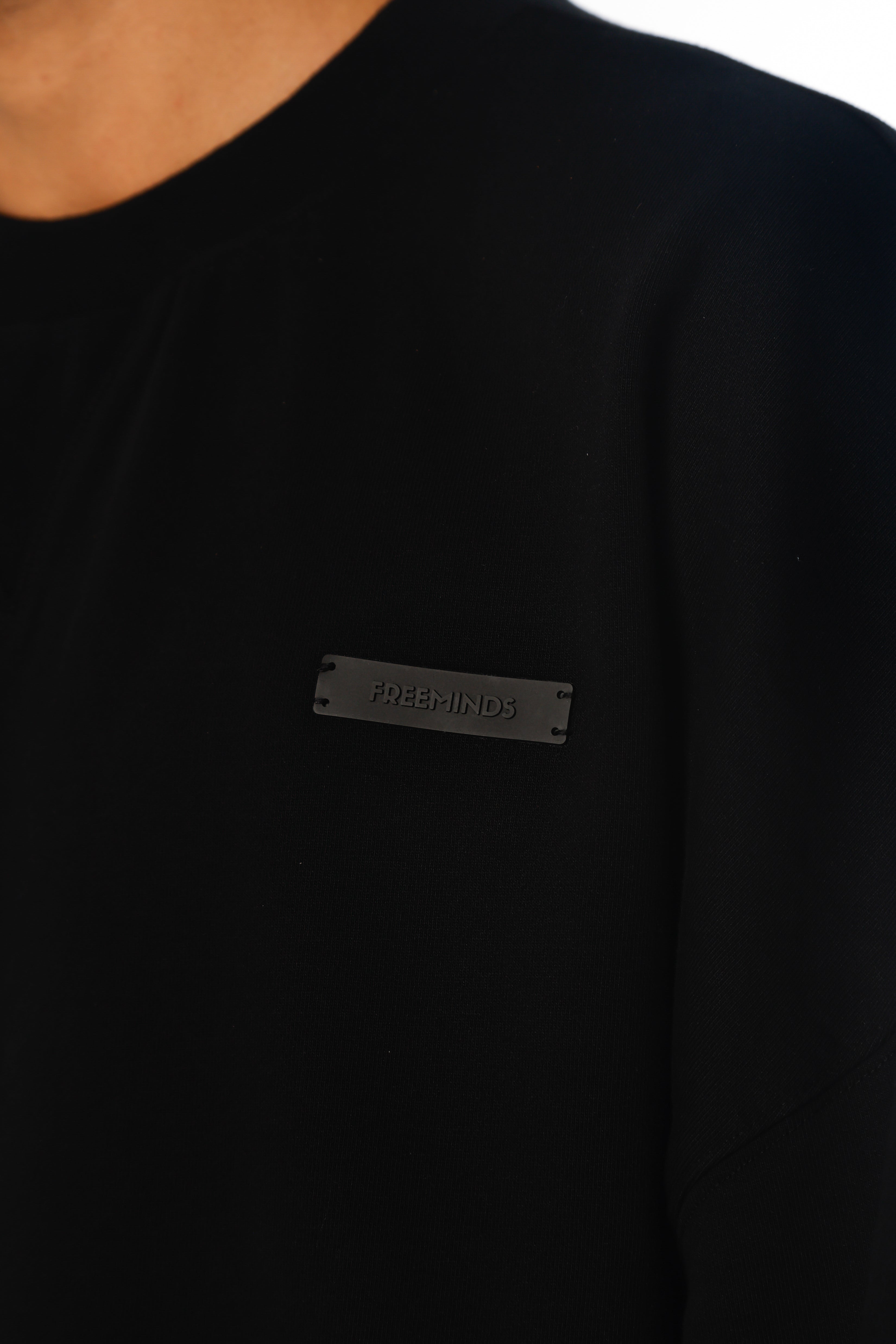 سويتشيرت فري مايندز باللون الأسود المعالج