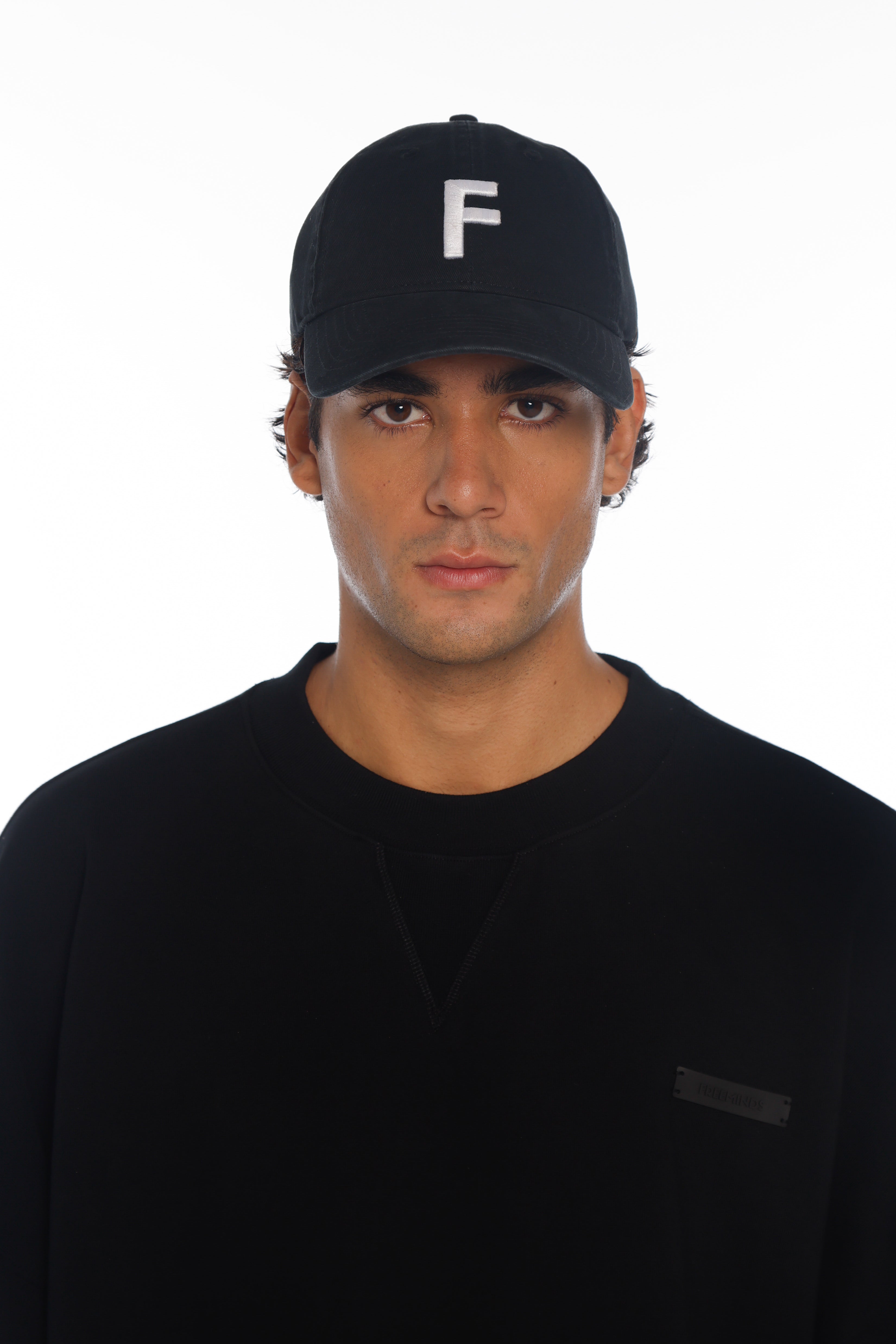 Logo Signature  فري مايندز كاب  باللون الأسود