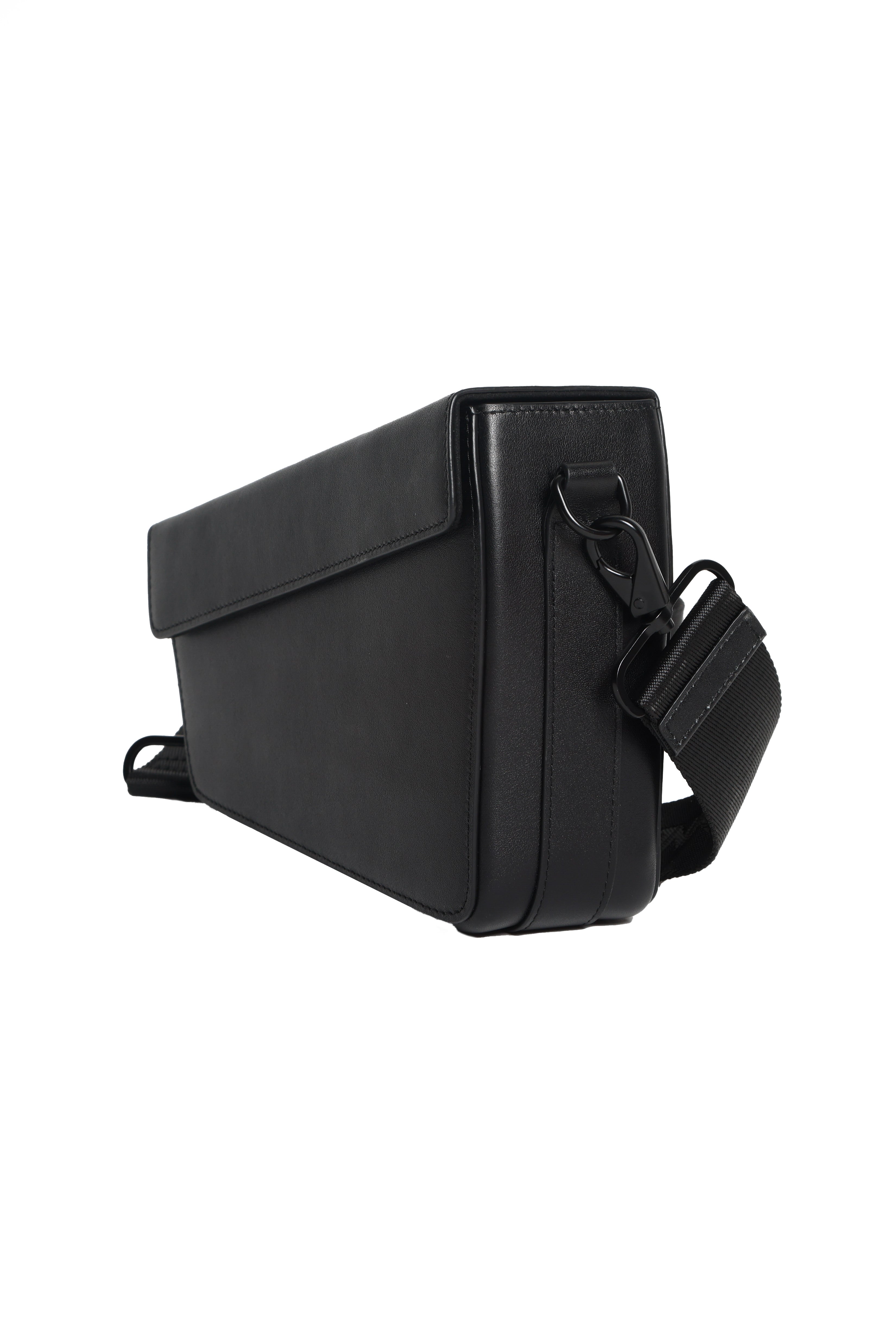 حقيبة فري مايندز الكروس بودي باللون الأسود