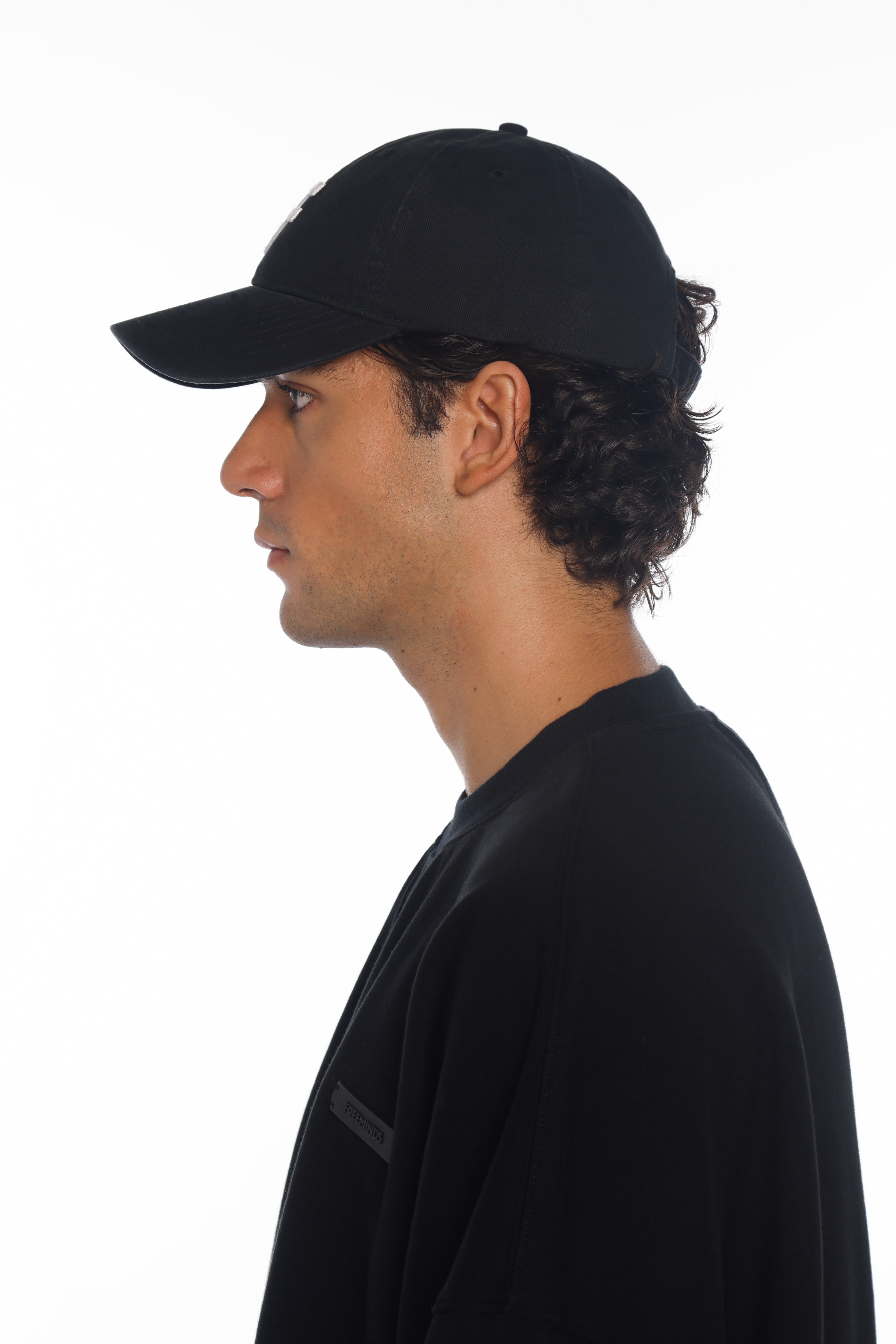 Logo Signature  فري مايندز كاب  باللون الأسود