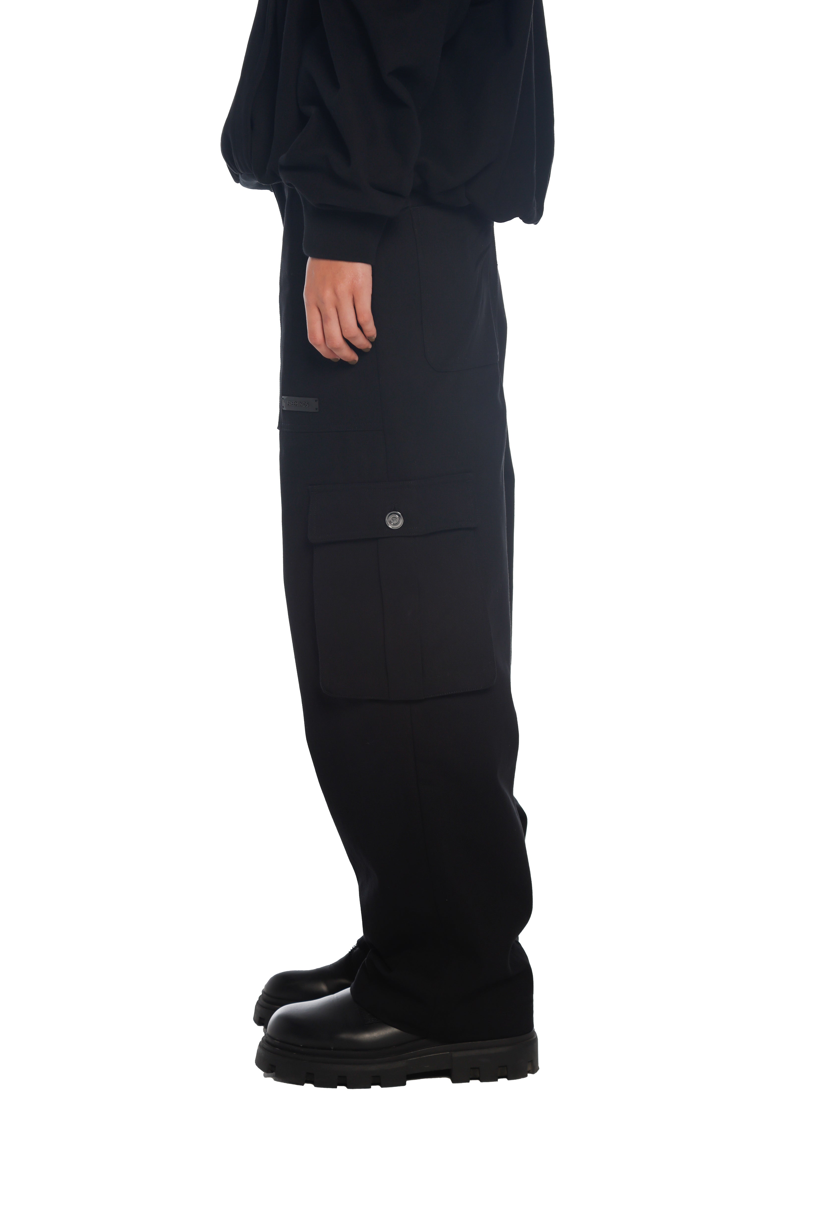 فري مايندز كارغو بانت باللون الأسود المغسول