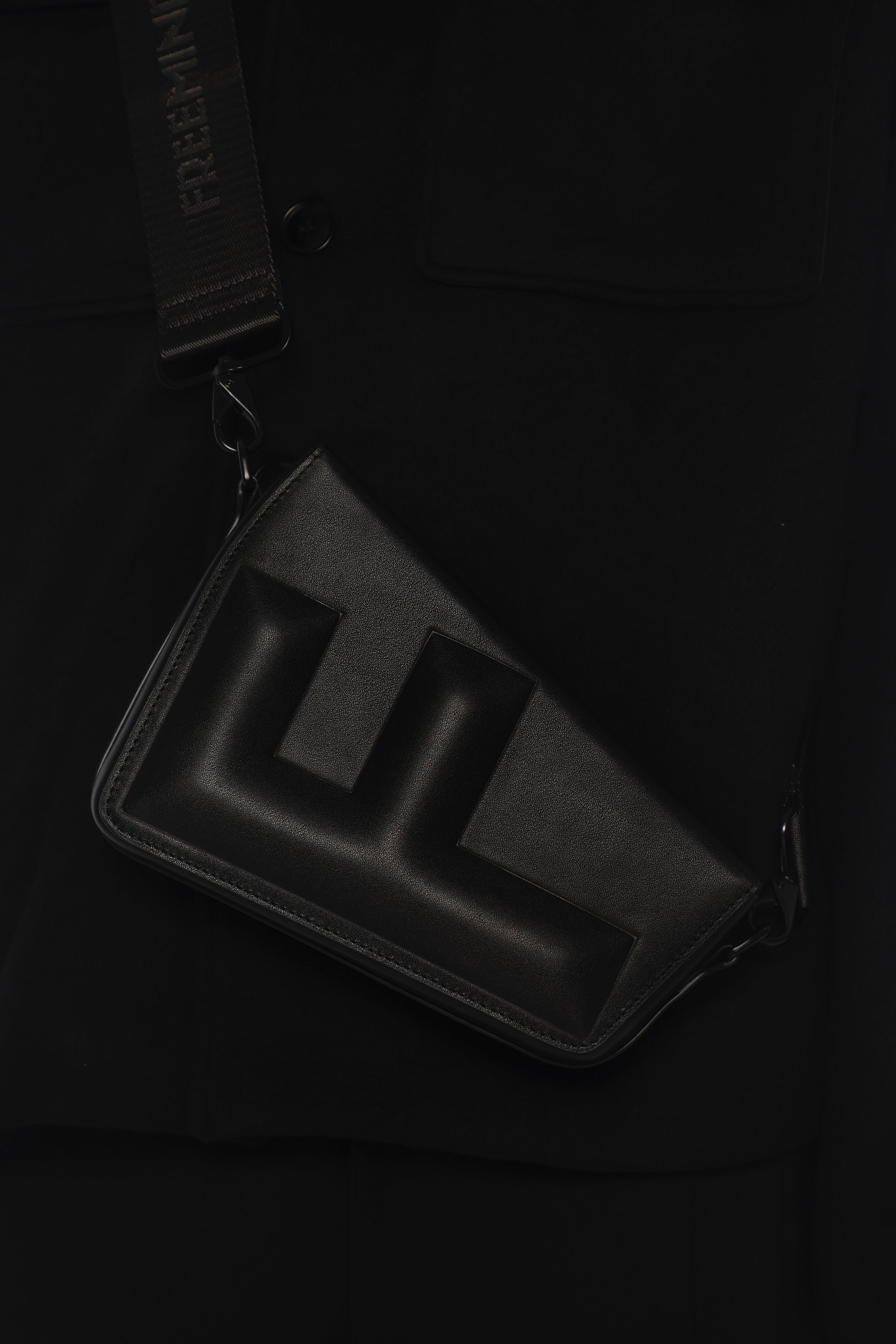 حقيبة فري مايندز الكروس بودي باللون الأسود