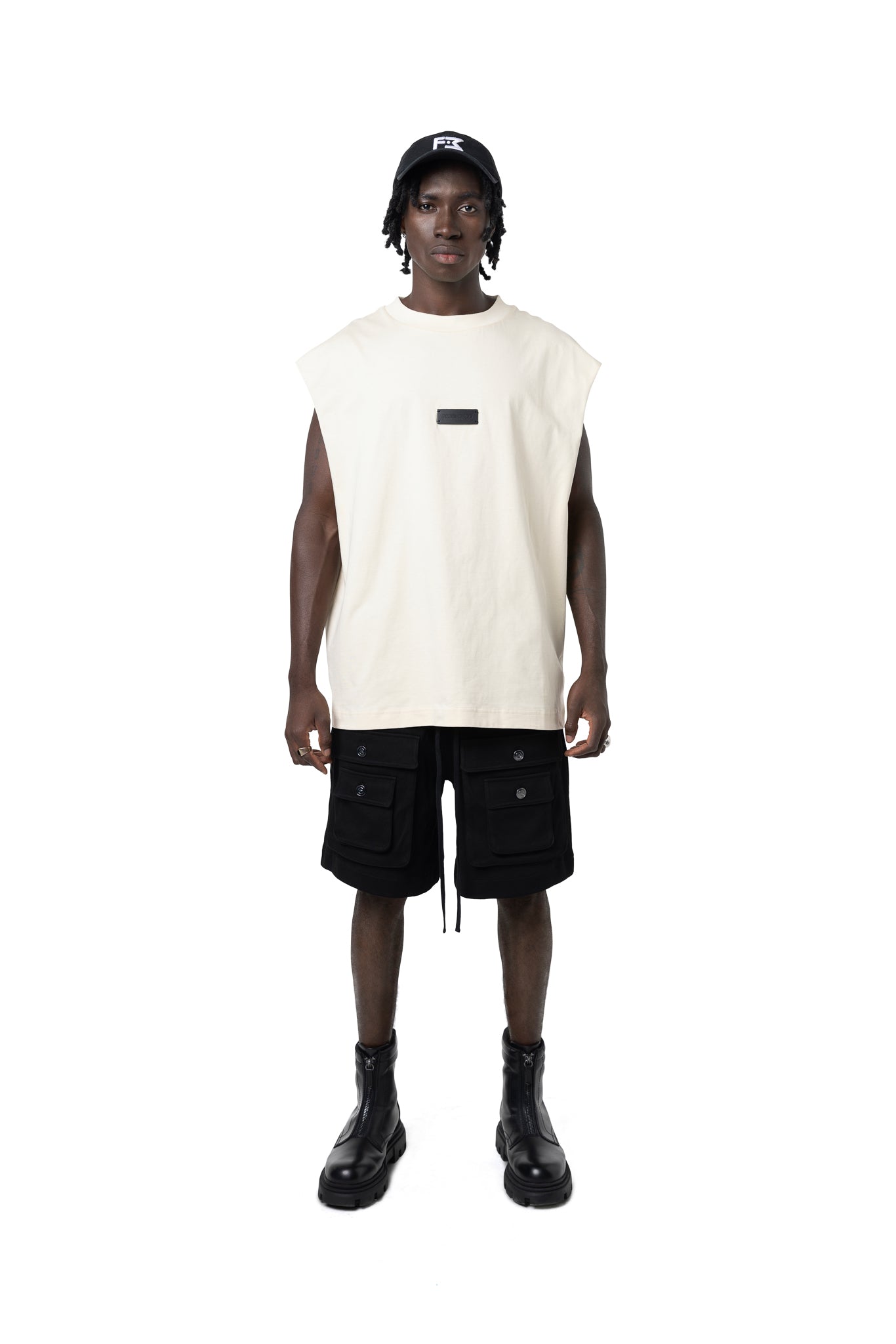 CREAMY SLEEVELESS LOGO T-SHIRT